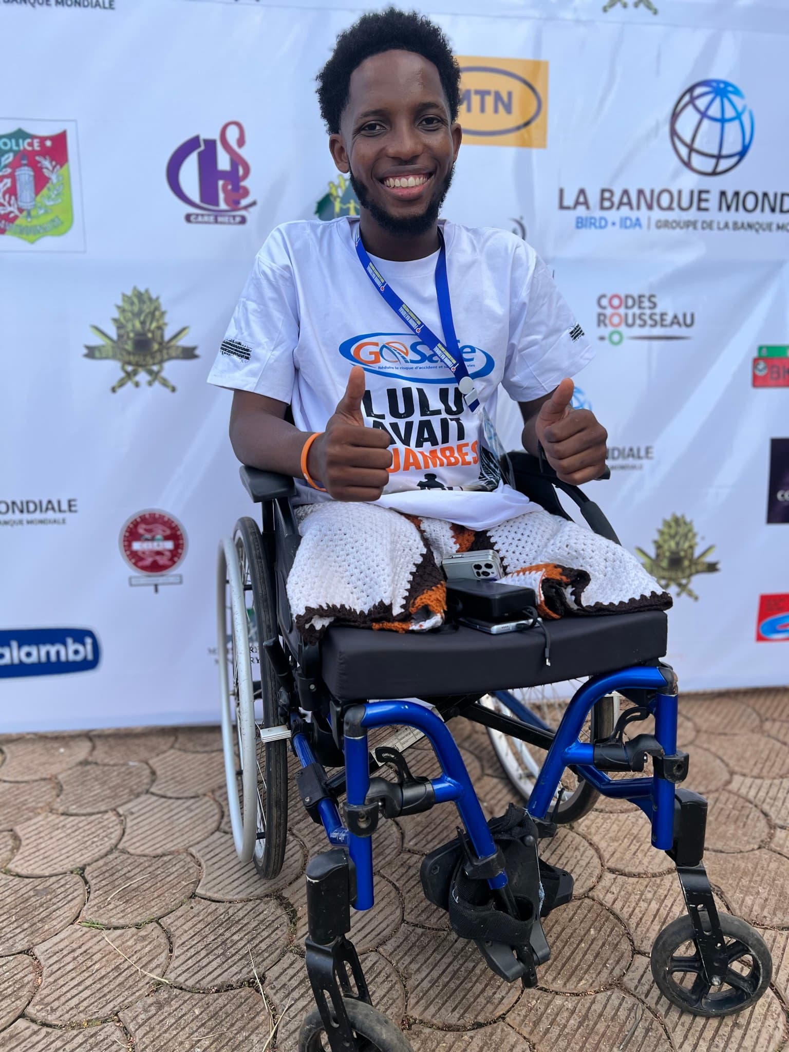 Lulu, Ambassadeur de GOSAFE, souriant dans son fauteuil roulant, les pouces levés